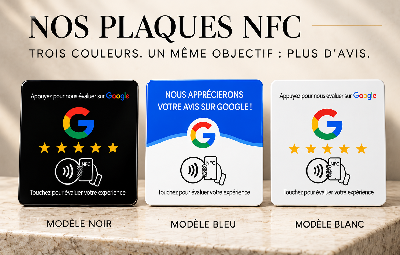 Nos plaques NFC Google : modèle noir, modèle bleu et modèle blanc, posés sur un comptoir en marbre.